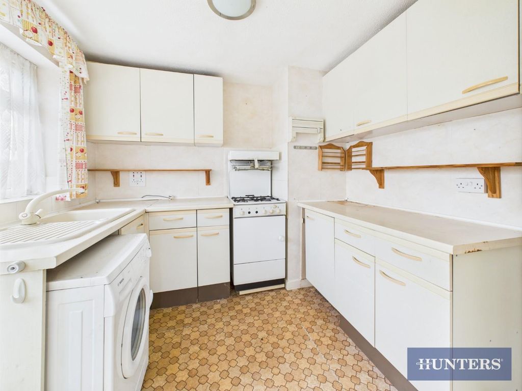 Property photo 3 of 10 Kitchen