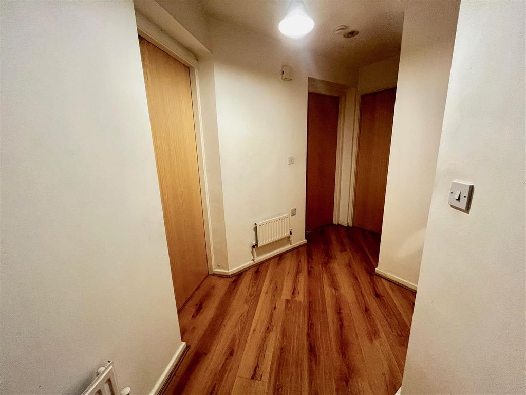 Property photo 3 of 8 Entrance Hall