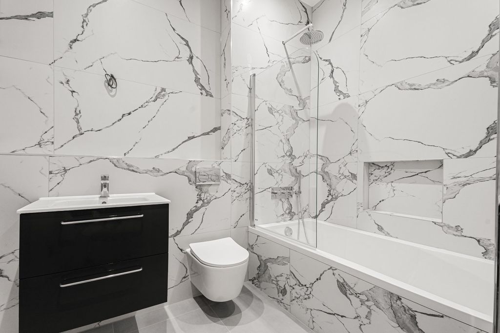 Property photo 3 of 11 Bathroom