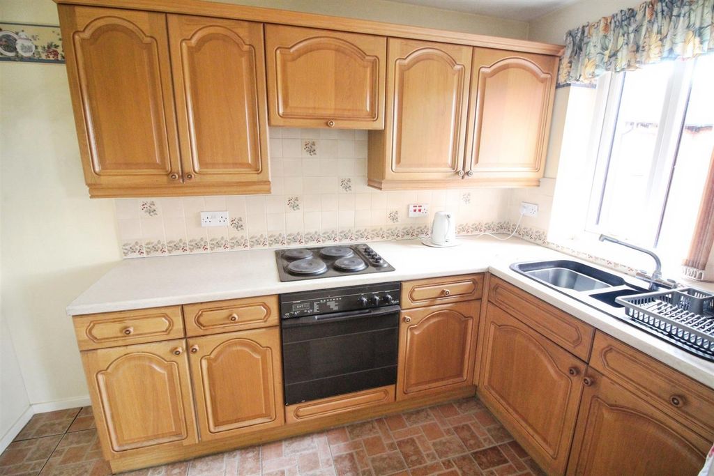 Property photo 3 of 9 Kitchen