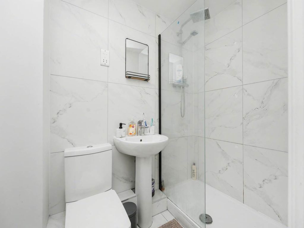 Property photo 3 of 14 Ensuite