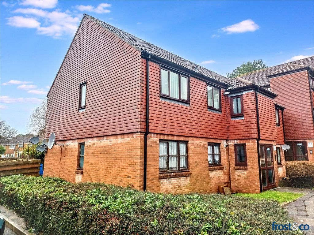 Property photo 1 of 8 Fernhill Close