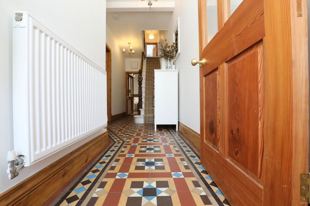 Property photo 2 of 34