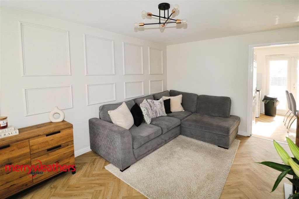 Property photo 2 of 13 Lounge
