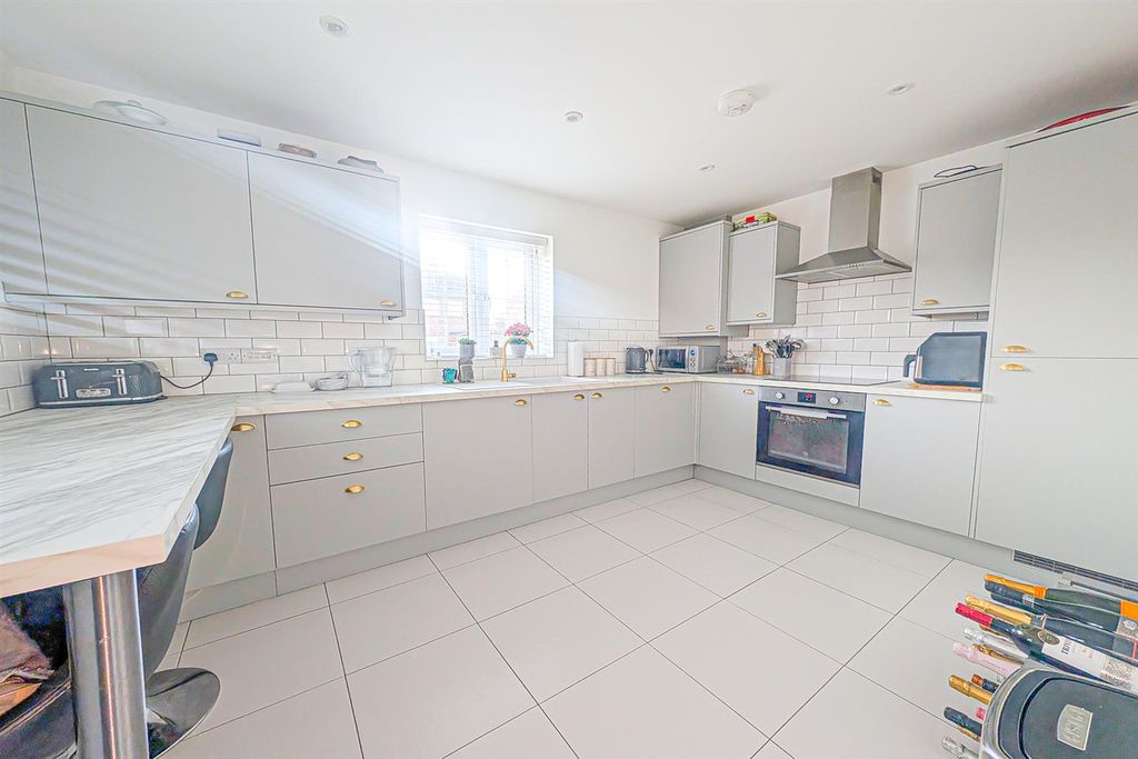 Property photo 2 of 12 Pxl_20251104_152821423.Raw-01 Kit.Jpg