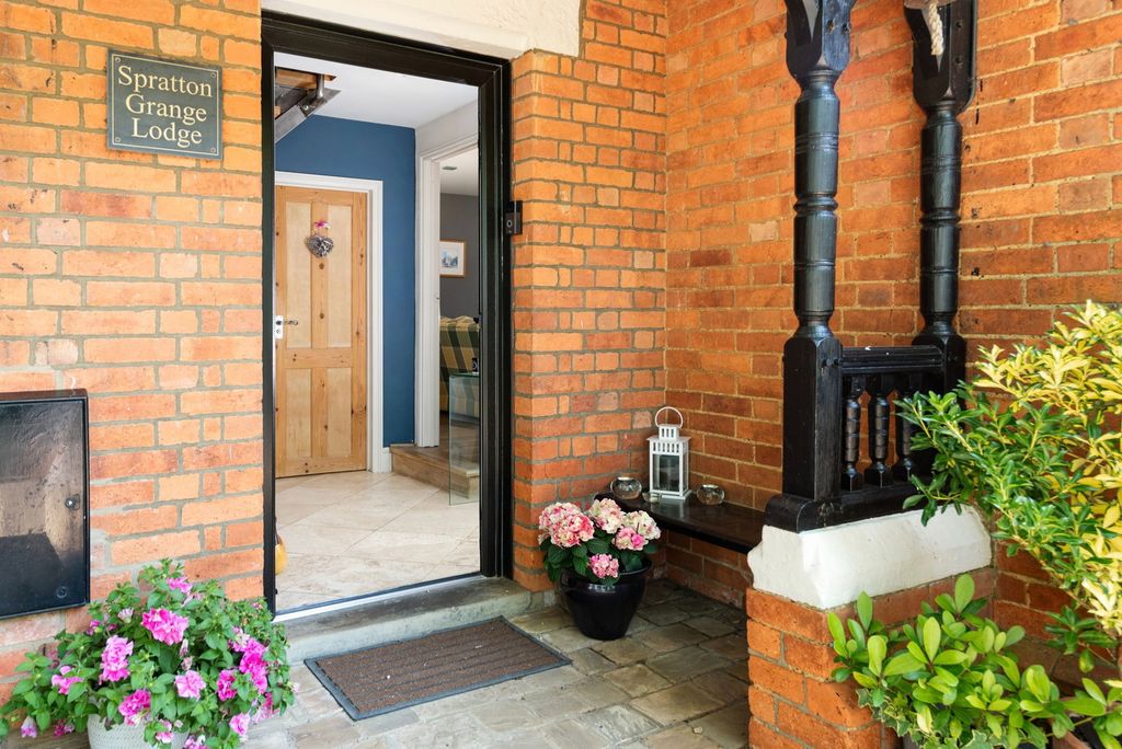 Property photo 2 of 27