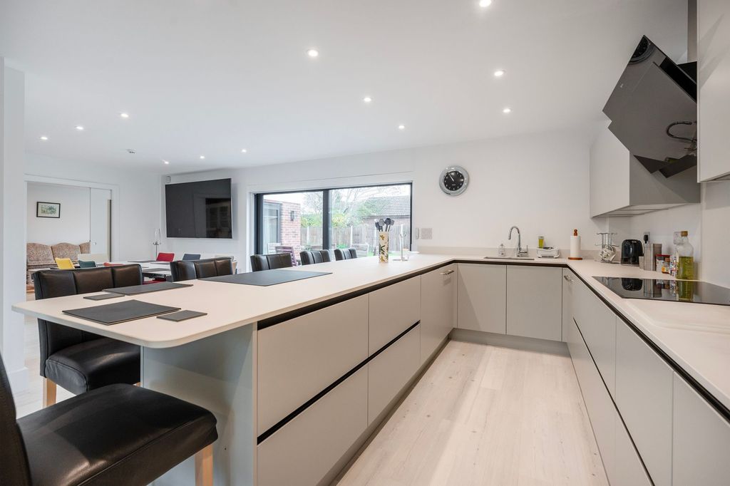 Property photo 3 of 25