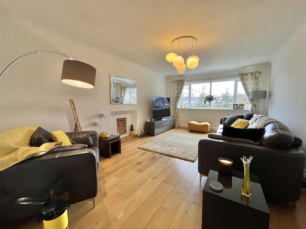 Property photo 3 of 21 Lounge