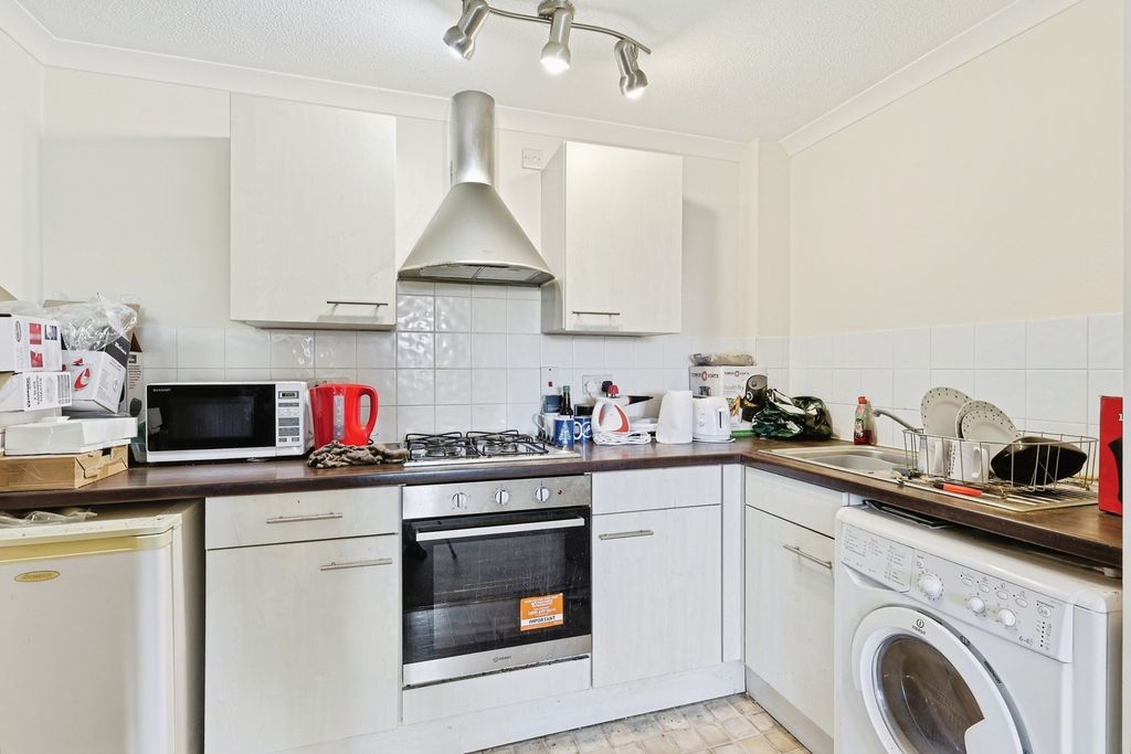 Property photo 3 of 9 Kitchen