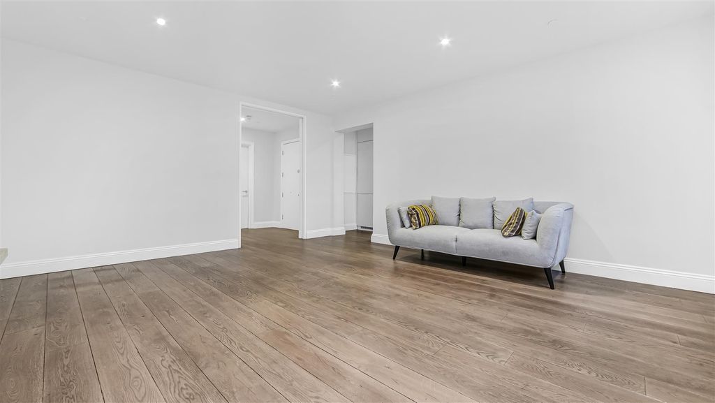 Property photo 3 of 12 Spacephoto (9).Jpg