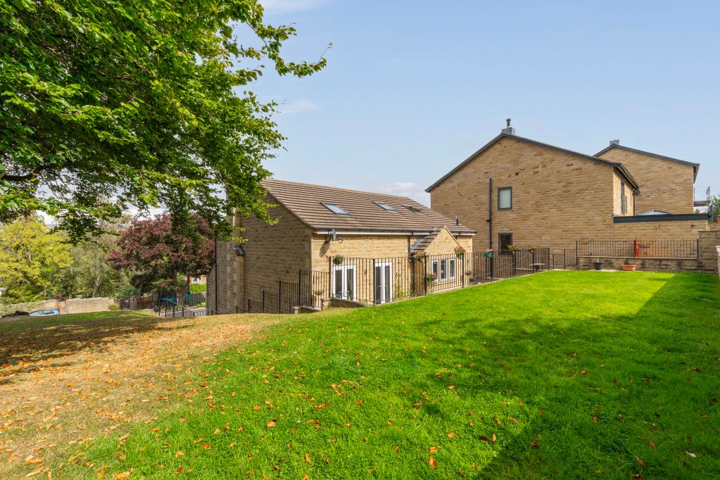 Property photo 2 of 24 Lawned Gardens