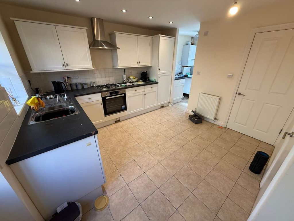 Property photo 3 of 20 Kitchen