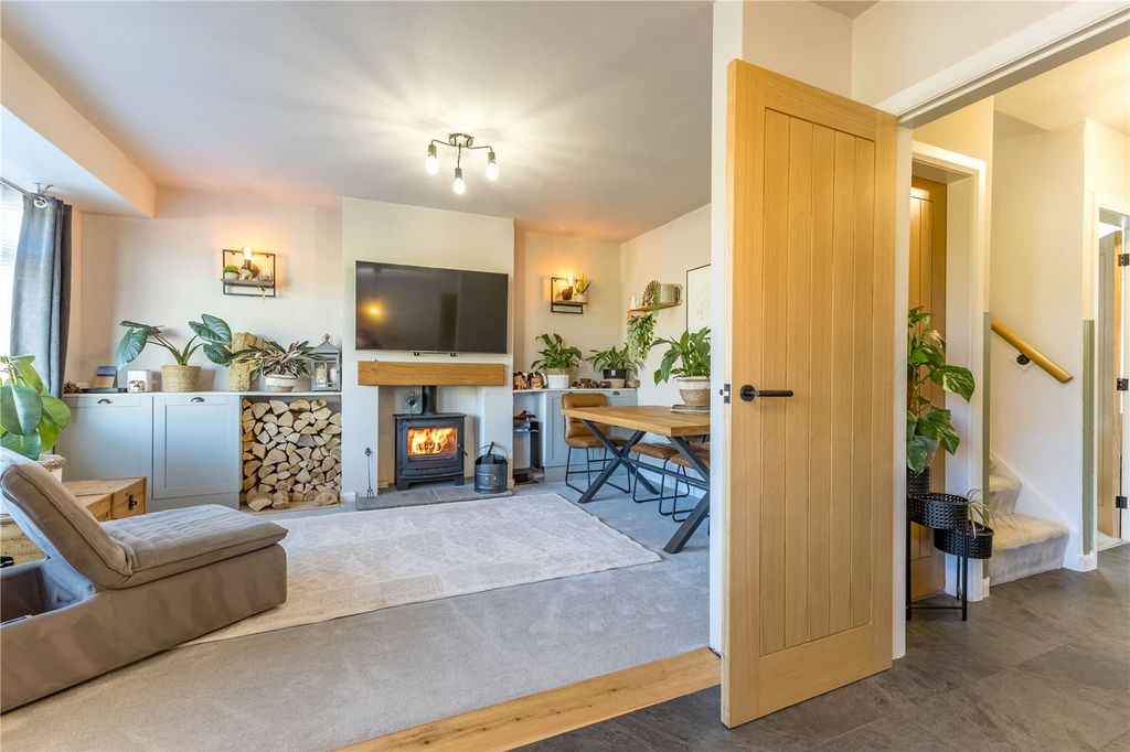 Property photo 1 of 21 Living Room