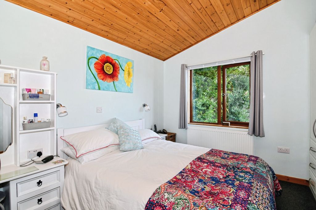 Property photo 3 of 20 Bed 1