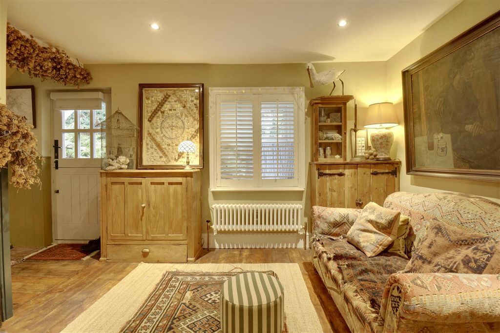 Property photo 3 of 30 Lounge