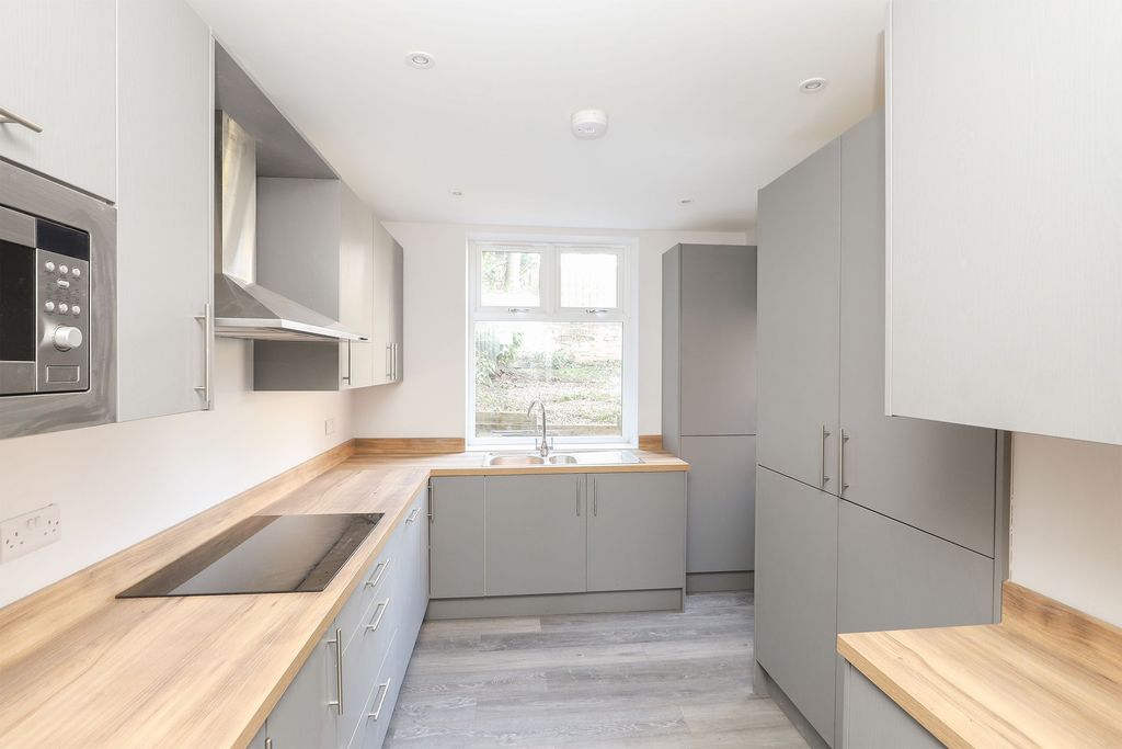 Property photo 3 of 19 Kitchen