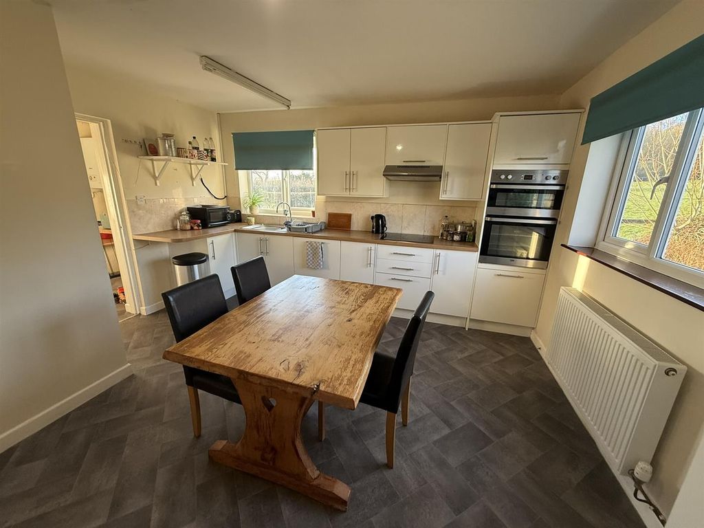 Property photo 2 of 19 Kitchen / Breakfast Room