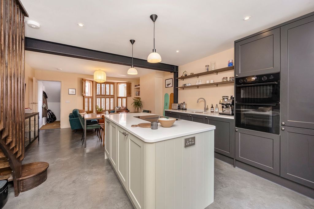 Property photo 2 of 29