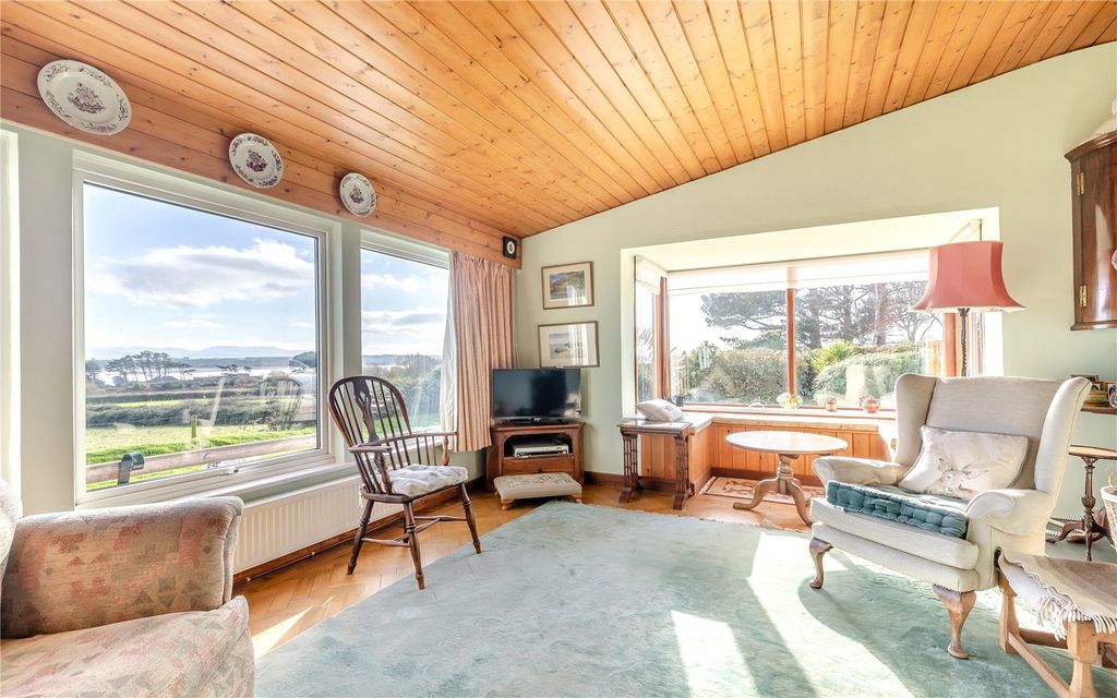 Property photo 3 of 17 Sitting Room