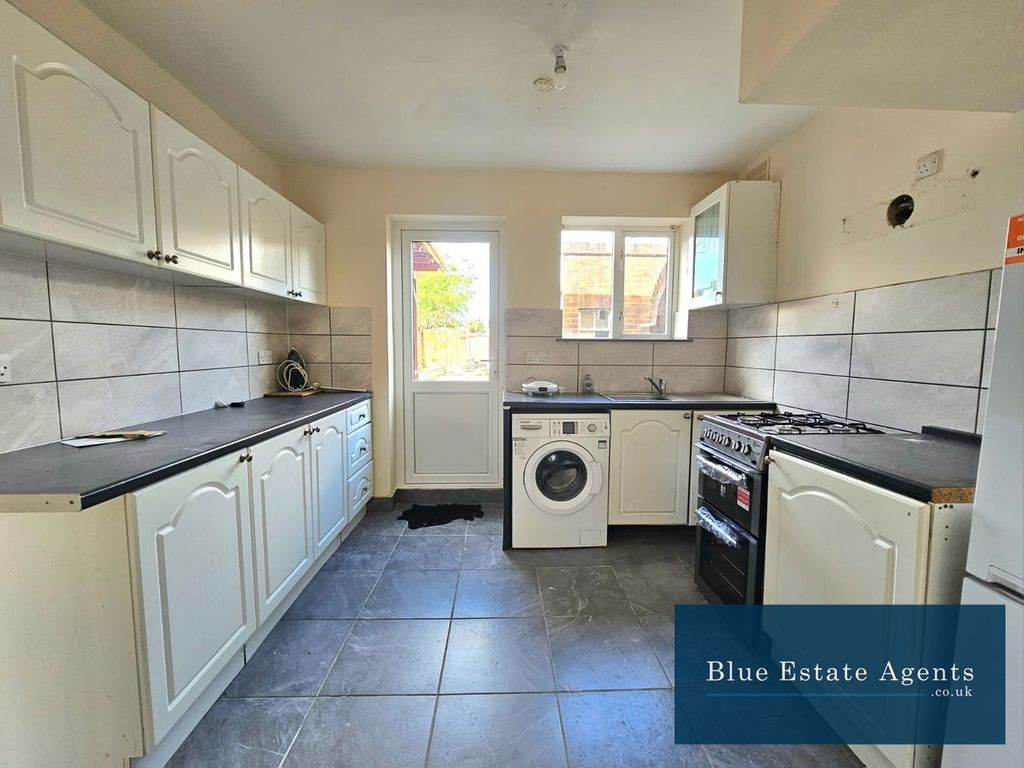 Property photo 2 of 14 Kitchen