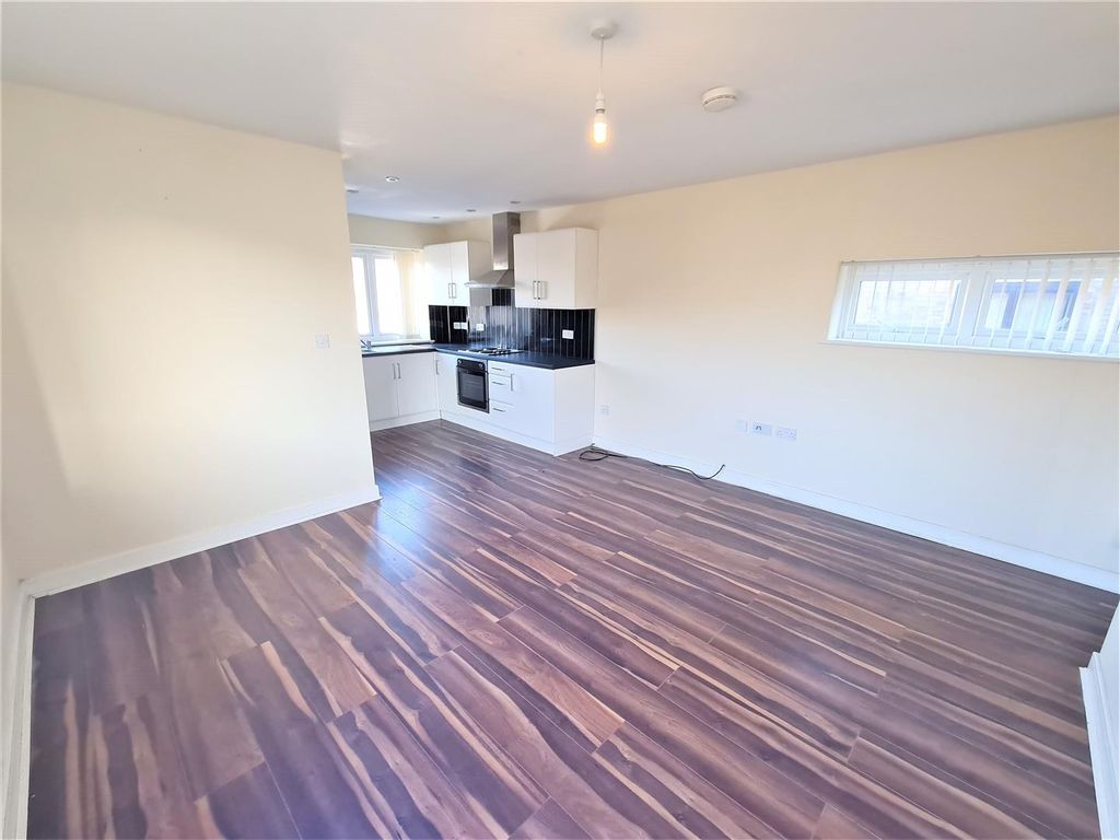 Property photo 3 of 10 Open Plan Lounge Pic 2