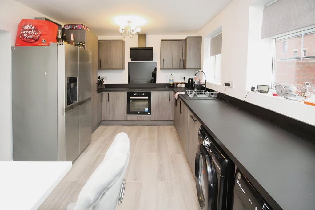 Property photo 2 of 10 Kitchen