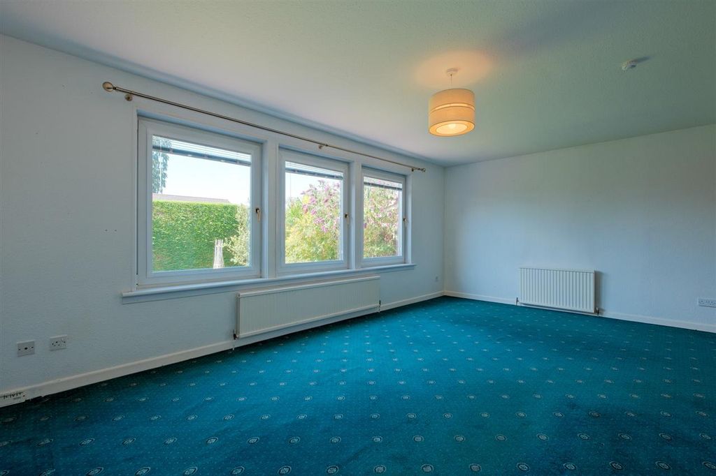 Property photo 2 of 25 Living Room / Dining