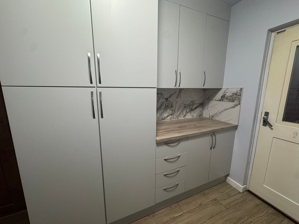 Property photo 3 of 9 Bathroom