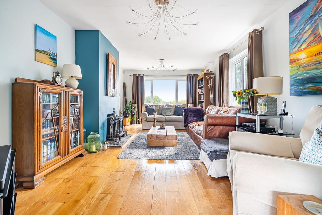 Property photo 2 of 22 Living Room (1)