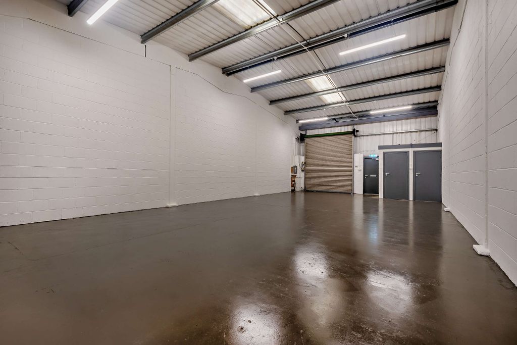 Property photo 3 of 8 8591285-Interior18-800