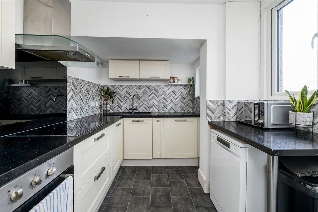 Property photo 3 of 17 Kitchen