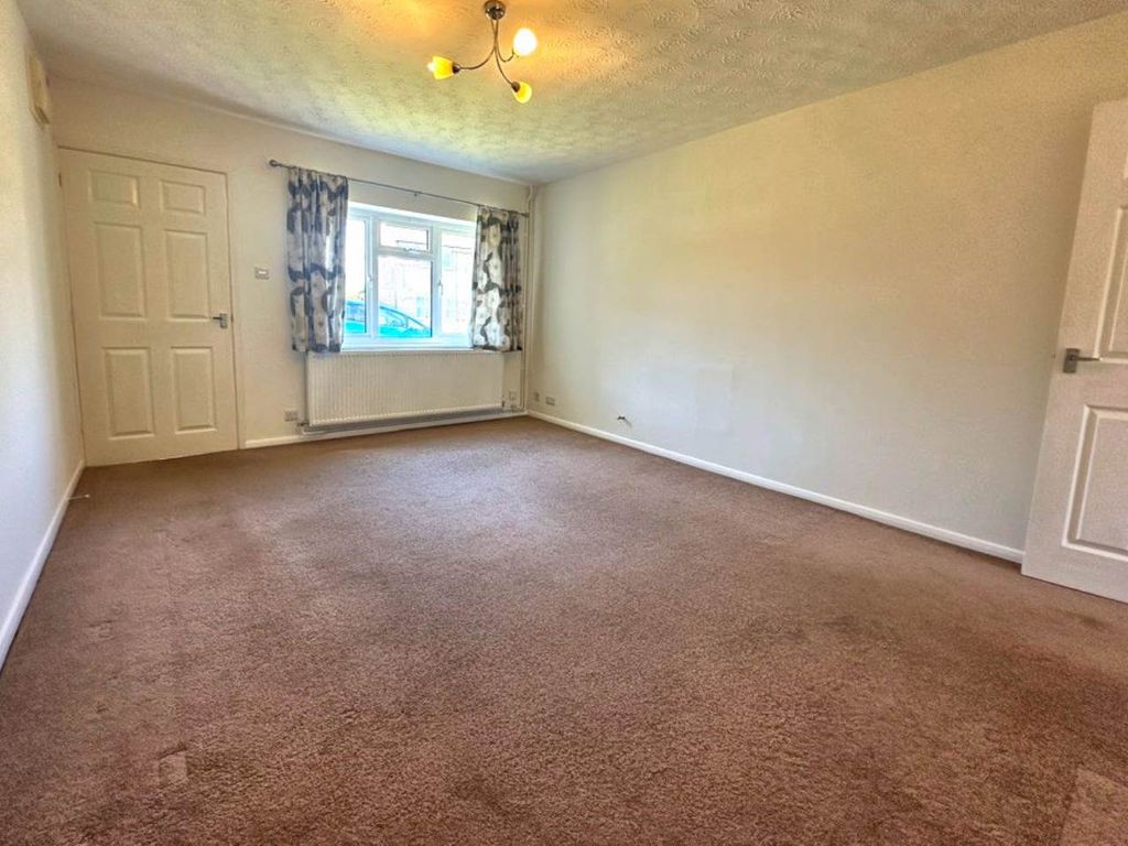 Property photo 3 of 12 Lounge 3
