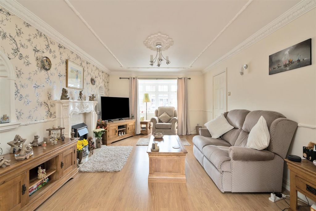 Property photo 2 of 16 11 Fullbrook Close_1.Jpg