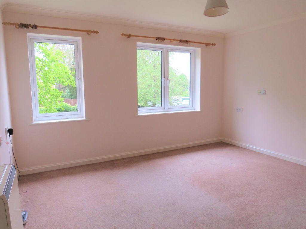 Property photo 3 of 7 Living Room