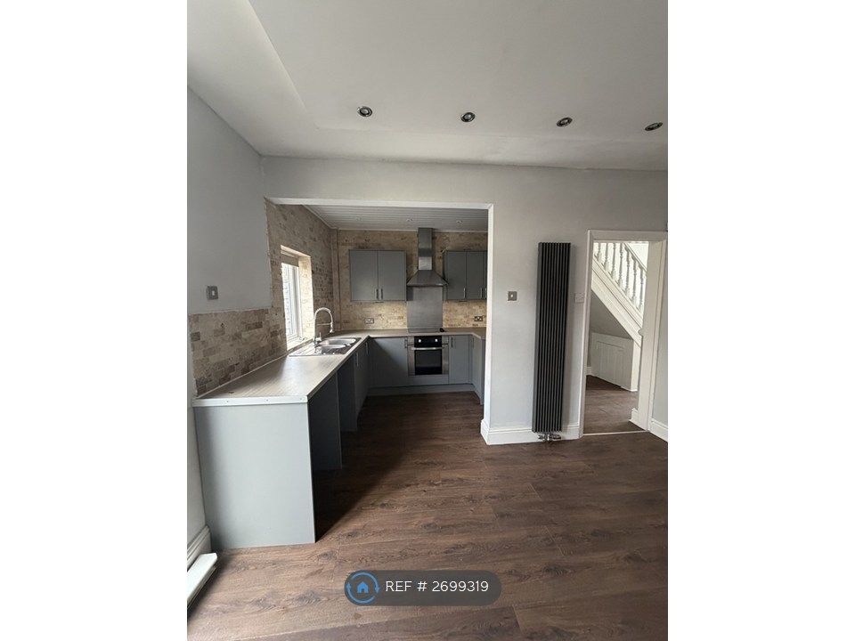 Property photo 3 of 12 Kitchen