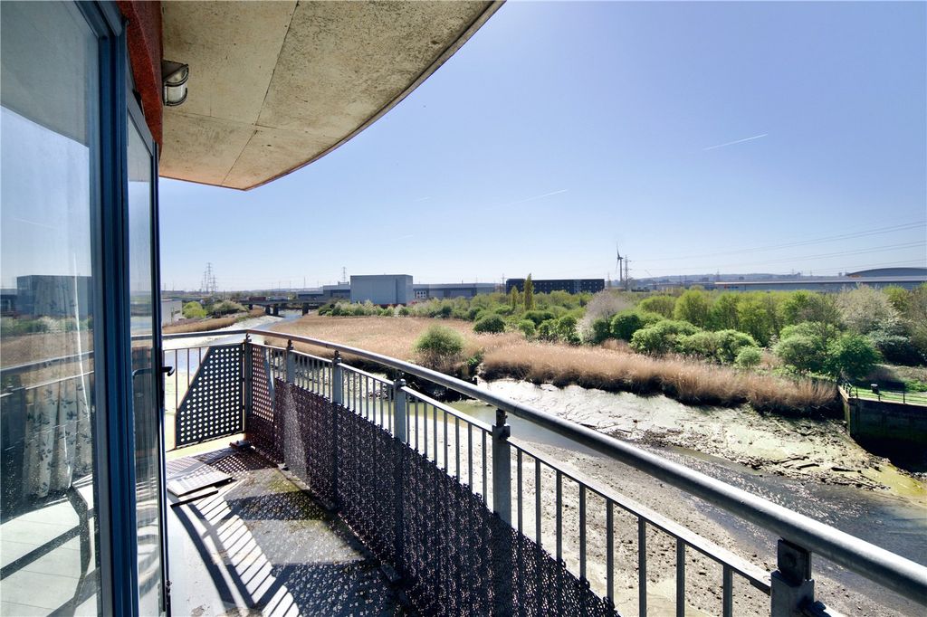 Property photo 3 of 20 Balcony