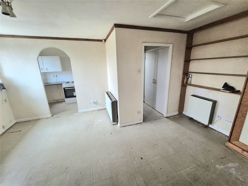 Property photo 3 of 15 Lounge / Bedroom