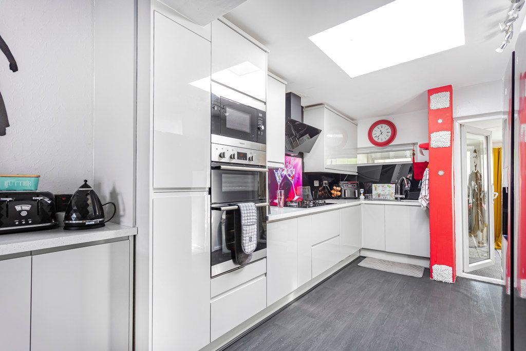 Property photo 3 of 17 Kitchen