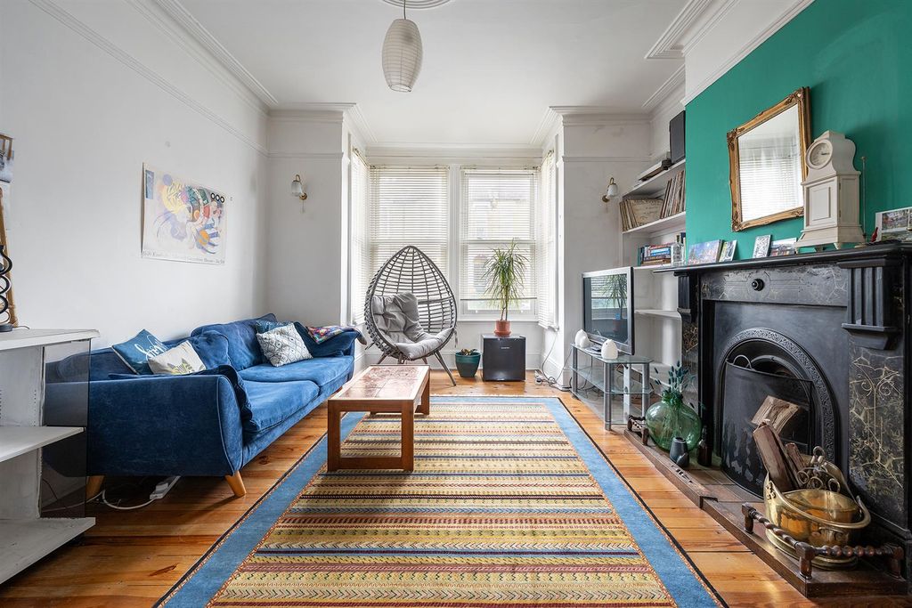 Property photo 2 of 24 Leybourne Road, E11