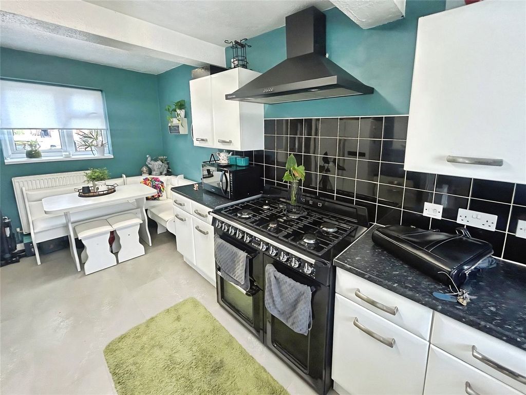 Property photo 2 of 11 Kitchen