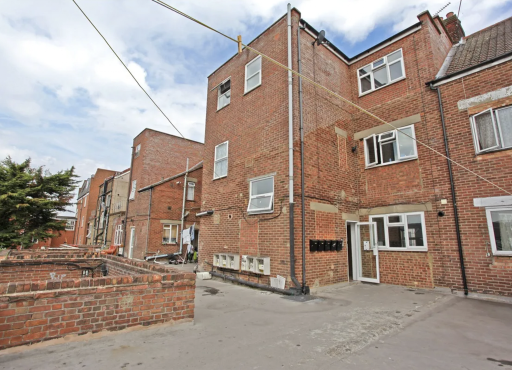 Property photo 1 of 6 Bright &amp; Characterful 1-Bedroom Flat In Prime Barkingside Location