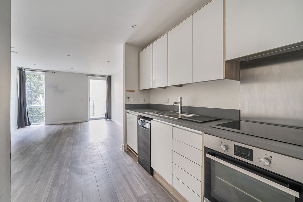 Property photo 2 of 14 1381370-9-6913340...