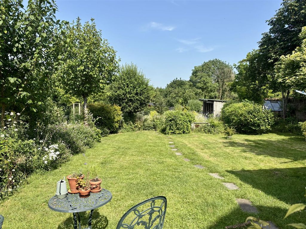 Property photo 3 of 13 Garden