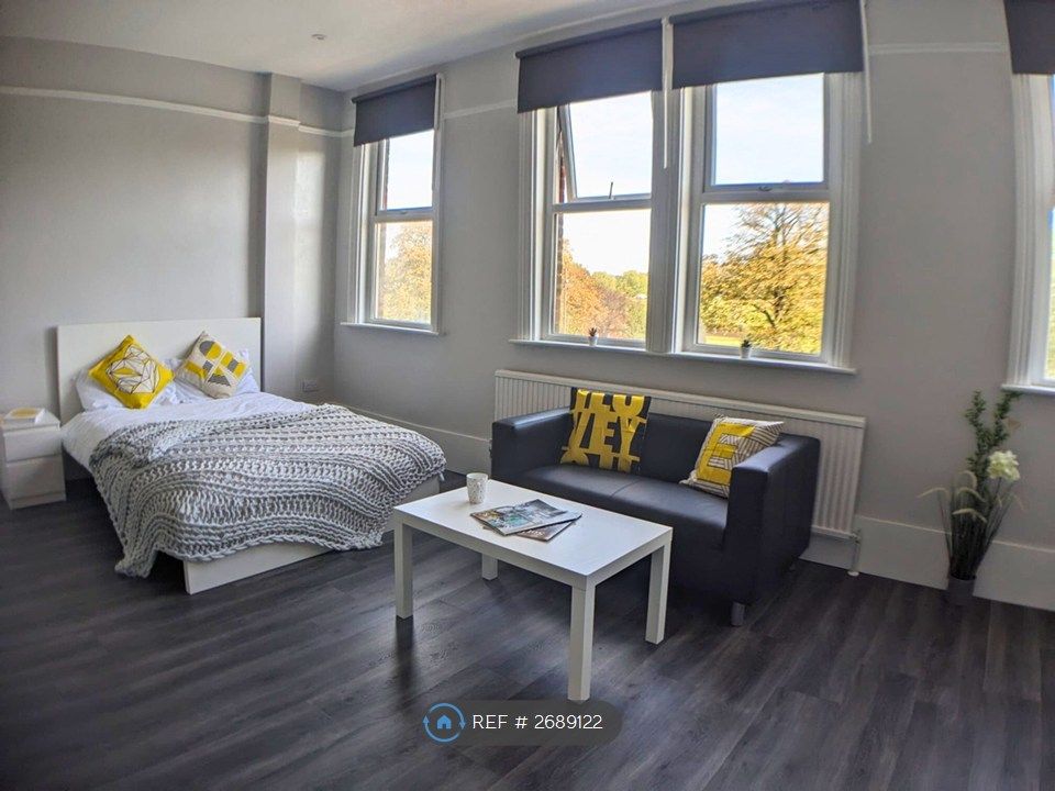 Property photo 3 of 10 Brightly-Lit Room