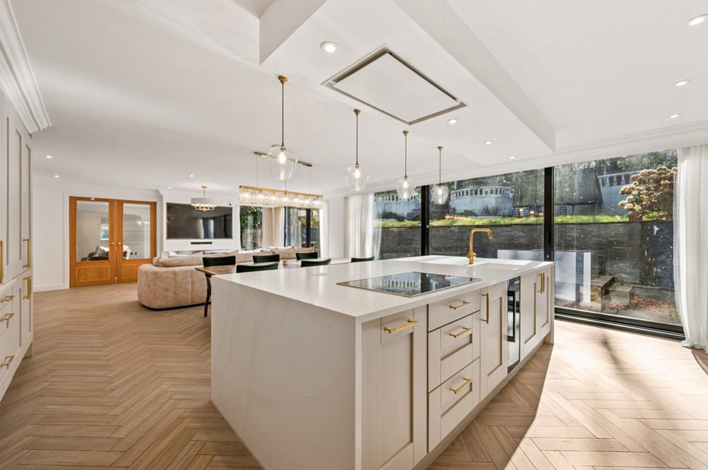 Property photo 2 of 33