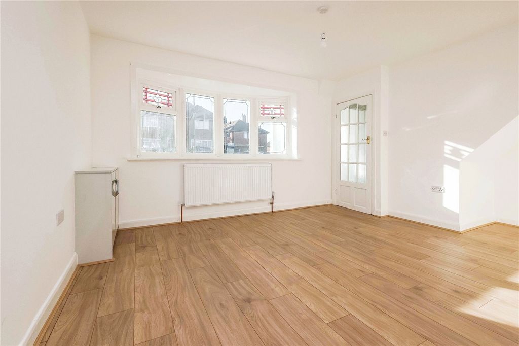 Property photo 2 of 15 Lounge