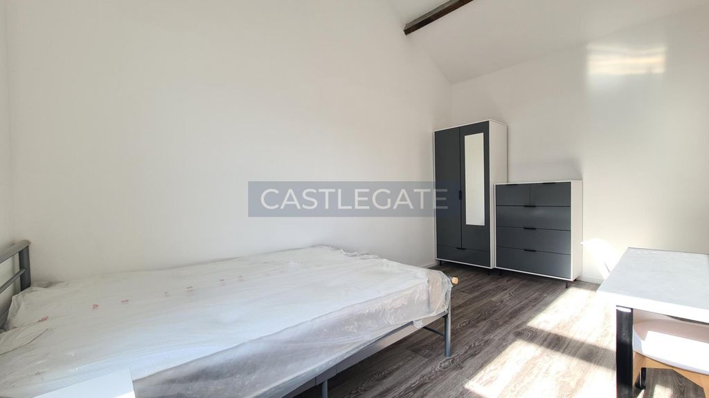 Property photo 2 of 9 Manchester Road, Huddersfield, HD1 3Hj