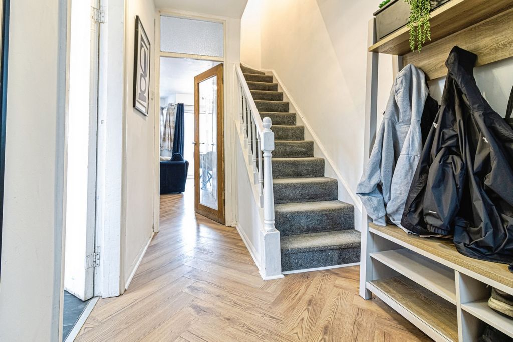 Property photo 3 of 8 Photo