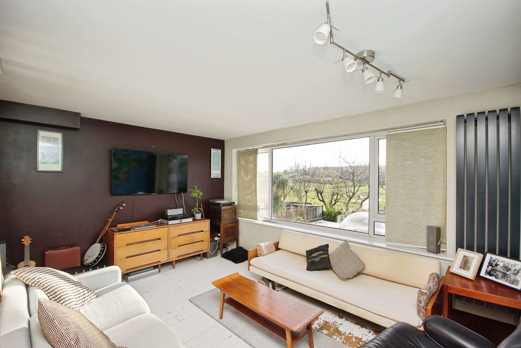 Property photo 3 of 17 Photo