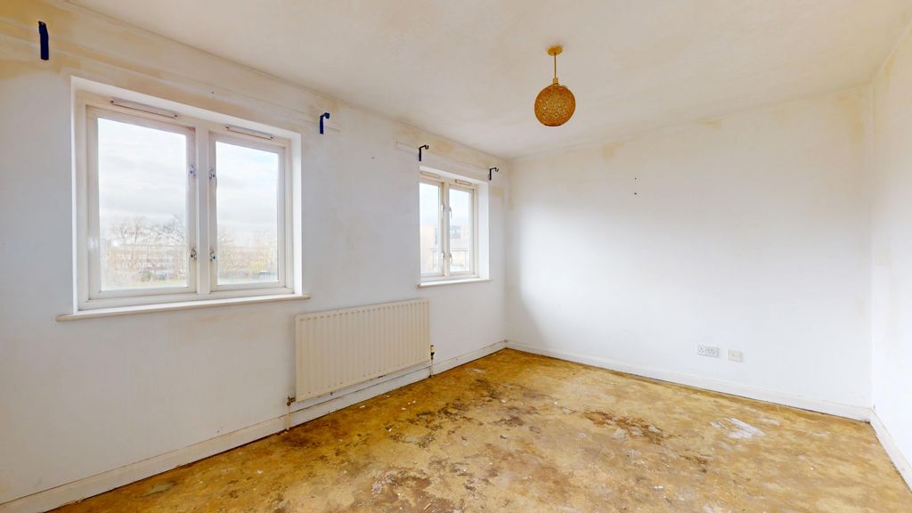 Property photo 3 of 11 Flat 15 Chapel Close, Willesden, London, Nw10 2DL